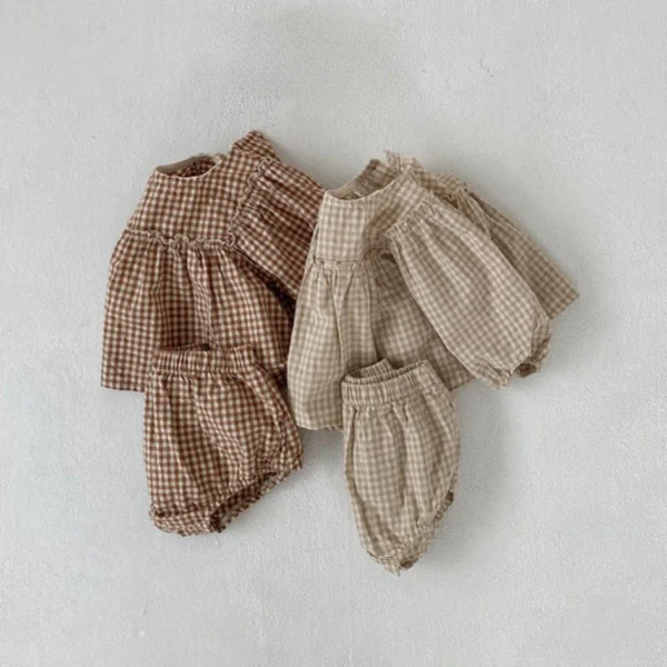 Ensemble Bébé Fille - Chemisier & Short à Carreaux – porté (vue 4)