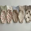S566a85136fe748908f7e4ea2cc22de640.webp Pantalon Bébé en Coton Doux - Imprimés Tendres – en situation (vue 2)