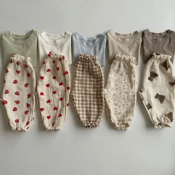S566a85136fe748908f7e4ea2cc22de640.webp Pantalon Bébé en Coton Doux - Imprimés Tendres – en situation (vue 2)