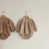 Ensemble Bébé Fille - Chemisier & Short à Carreaux – en situation (vue 2)