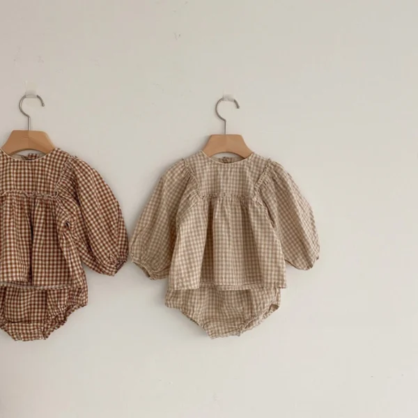 Ensemble Bébé Fille - Chemisier & Short à Carreaux – en situation (vue 2)
